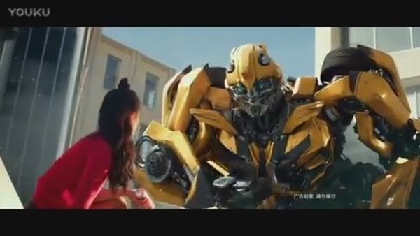 Transformers The Last Knight Bumblebee And Barricade Battle   Over Coca Cola (1 of 1)